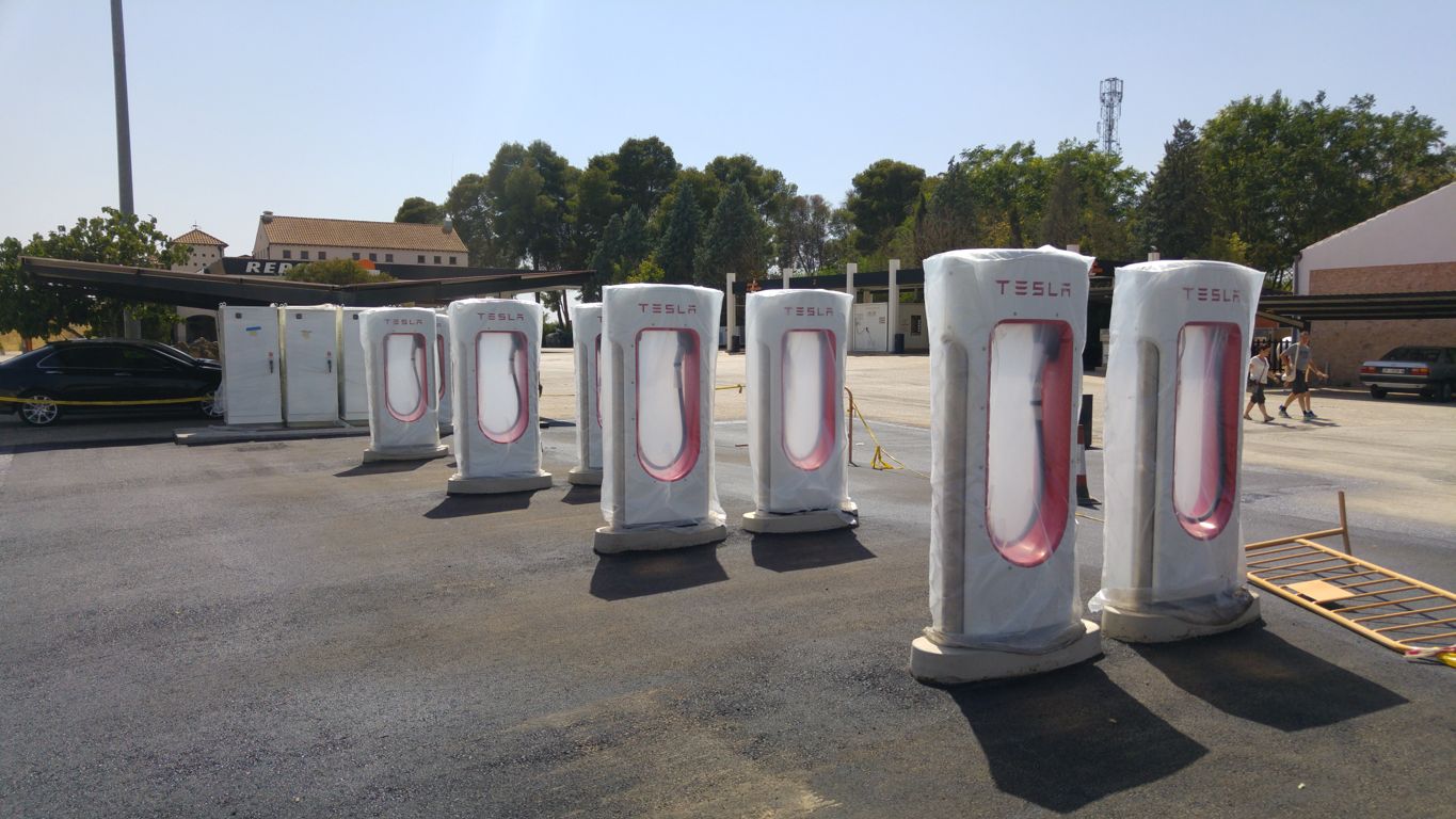 Imagen de archivo de cargadores de Tesla instalados en Manzanares.