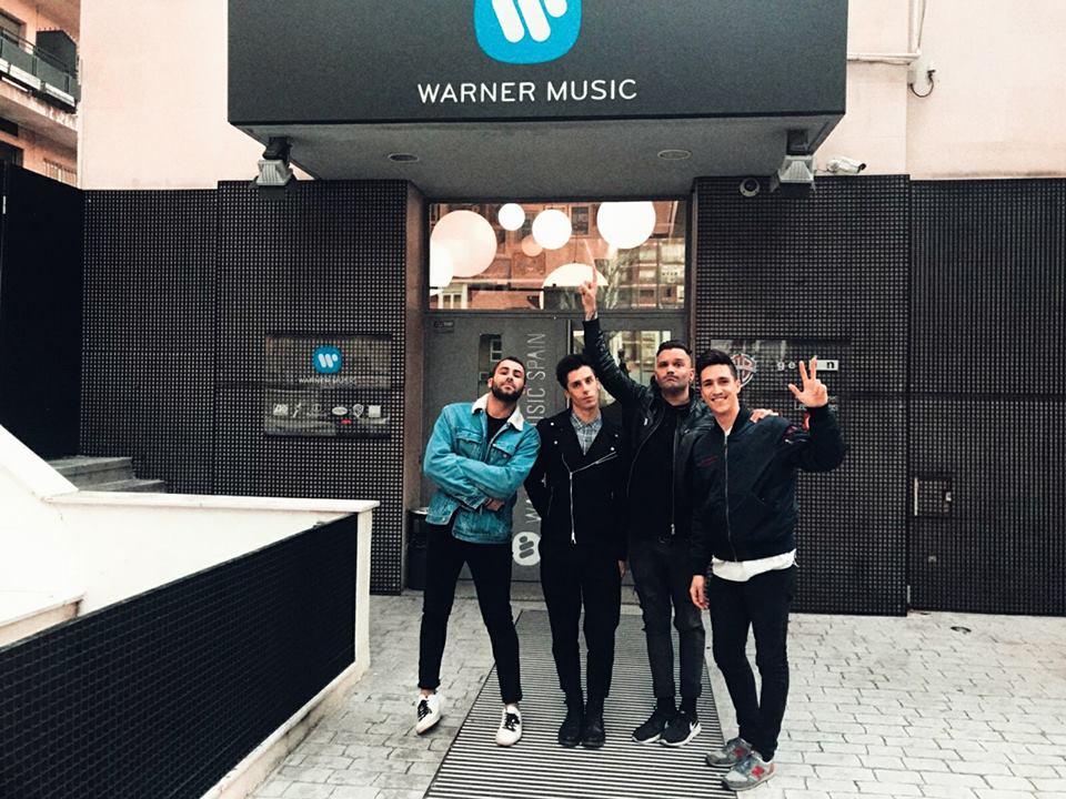 Imagen colgada en el Facebook del grupo Veintiuno con la que informaron de su fichaje por Warner Music.