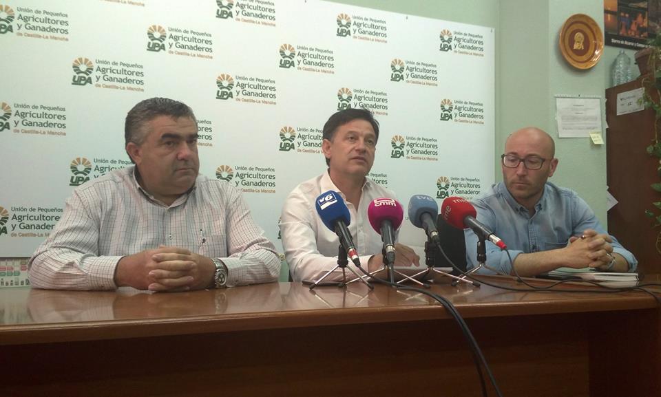 Los representantes de UPA en rueda de prensa. Pozos de sequía