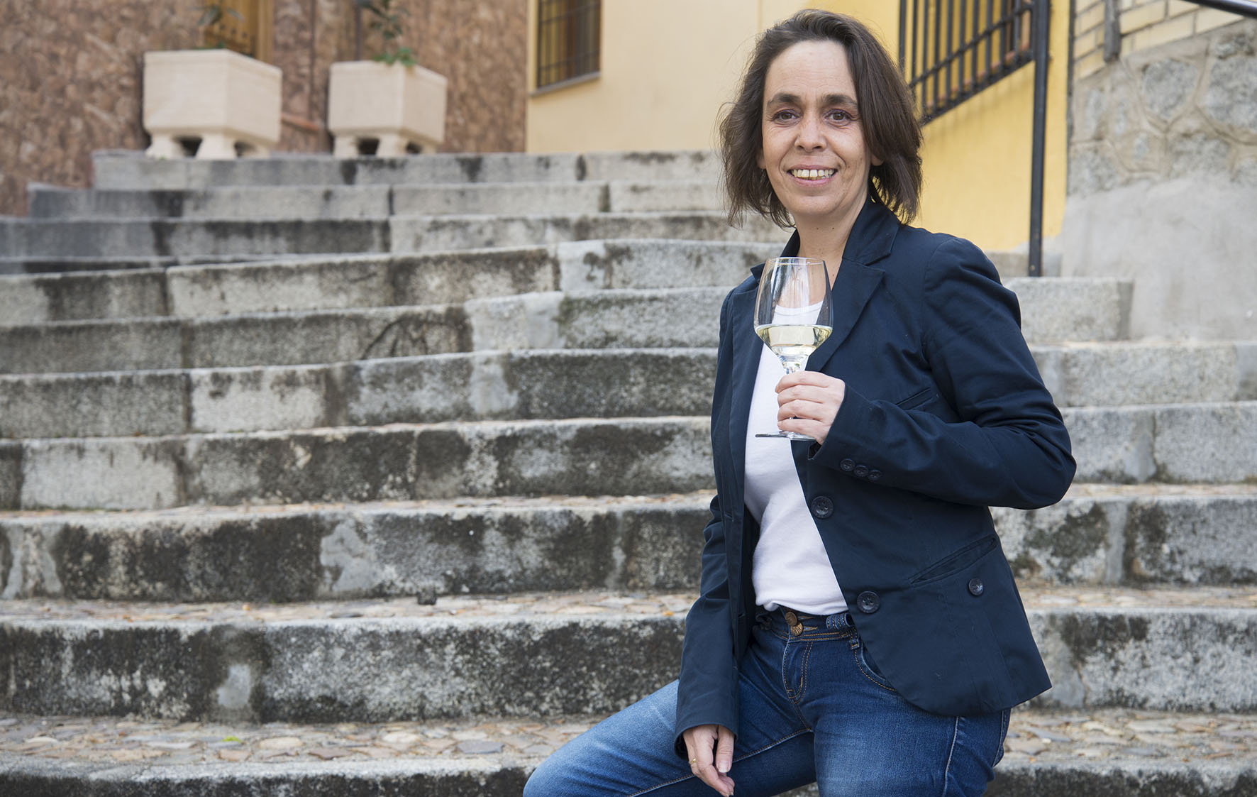 Helena Galán, concejala de Participación y Transparencia del Ayuntamiento de Toledo, posa para la guía "De vinos por Castilla-La Mancha".