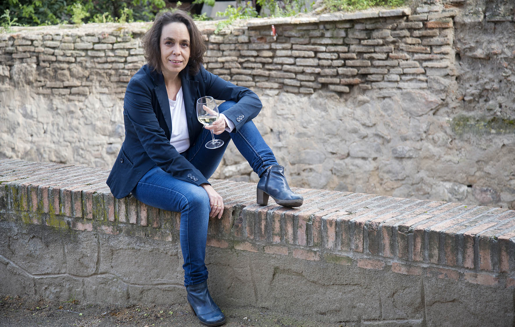 Helena Galán, concejala de Participación y Transparencia del Ayuntamiento de Toledo, posa para la guía "De vinos por Castilla-La Mancha".