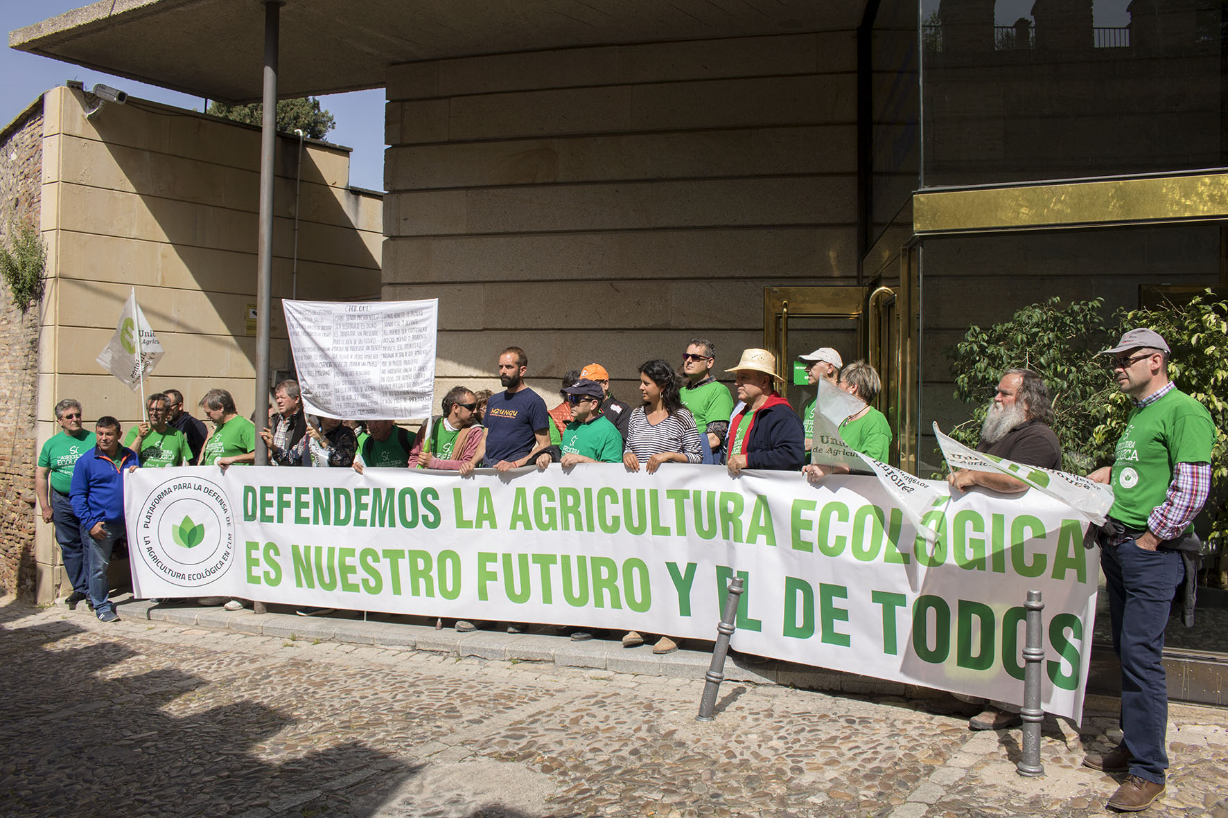 Protestas de los agricultores ecológicos frente a la Consejería de Agricultura, Medio Ambiente y Desarrollo Rural de CLM, en Toledo.