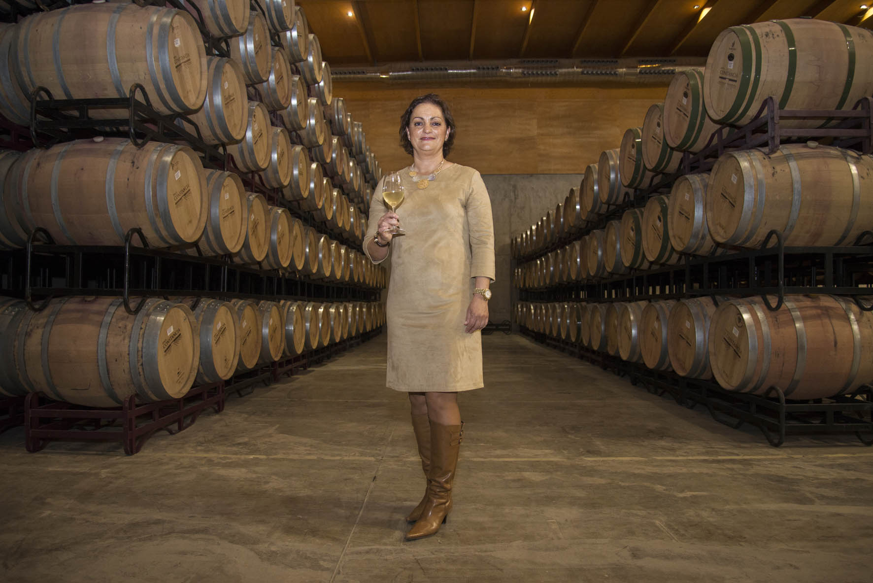 María de los Ángeles García, diputada de Educación, Cultura y Turismo de la Diputación de Toledo, posa para la guía "De vinos por Castilla-La Mancha".