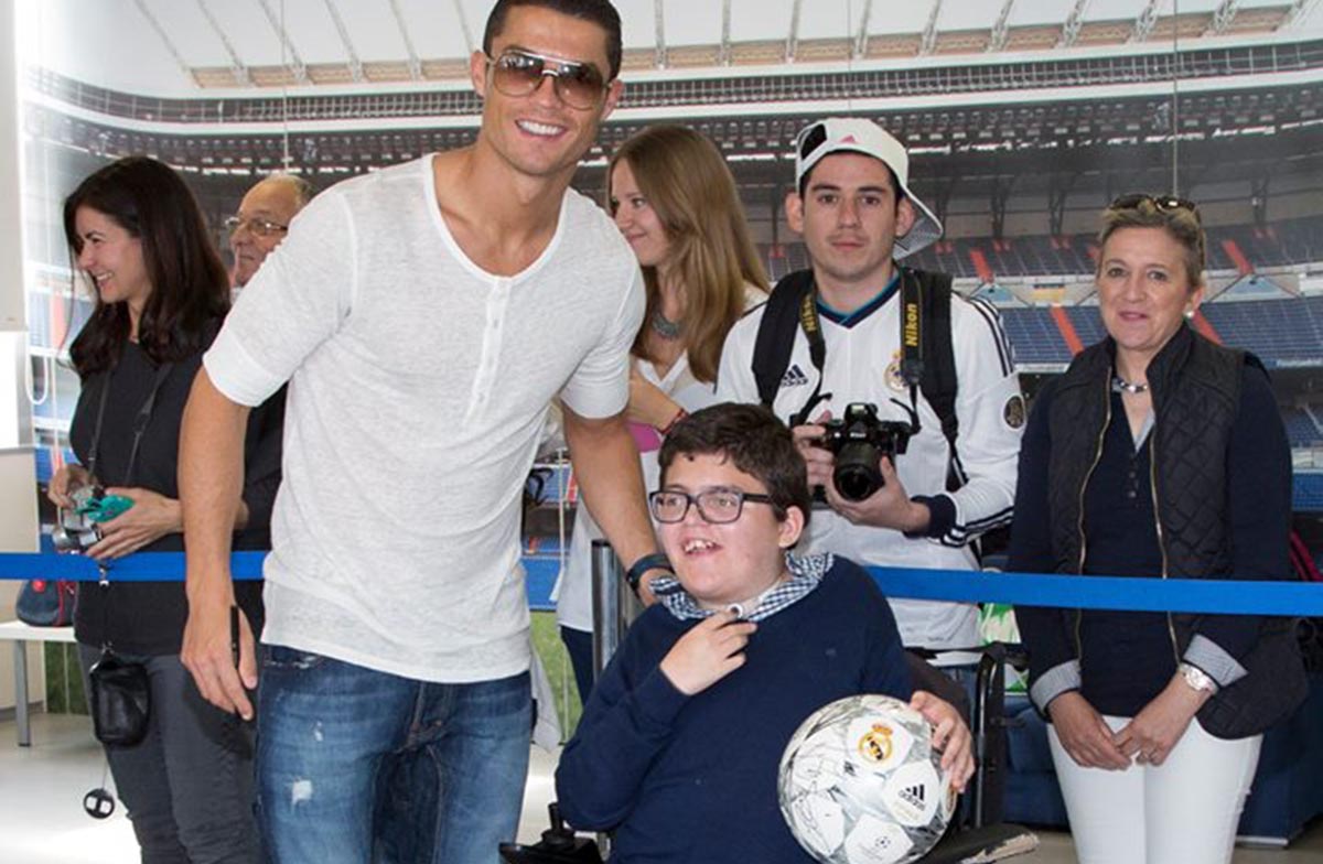 Enrique Fernández Plaza, de Fuensalida (Toledo) cumplió su sueño de conocer a los jugadores del Madrid, como Ronaldo, gracias a la amista de su padre con Butragueño