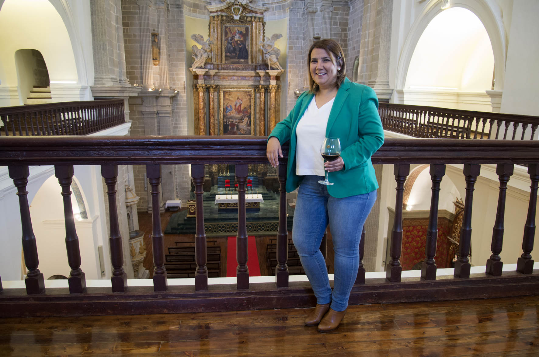 Tita García, consejera de Fomento de Castilla-La Mancha, posa para la guía "De vinos por Castilla-La Mancha".