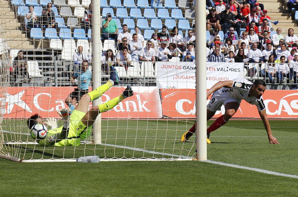 El Albacete, marcando en el campo del Almería