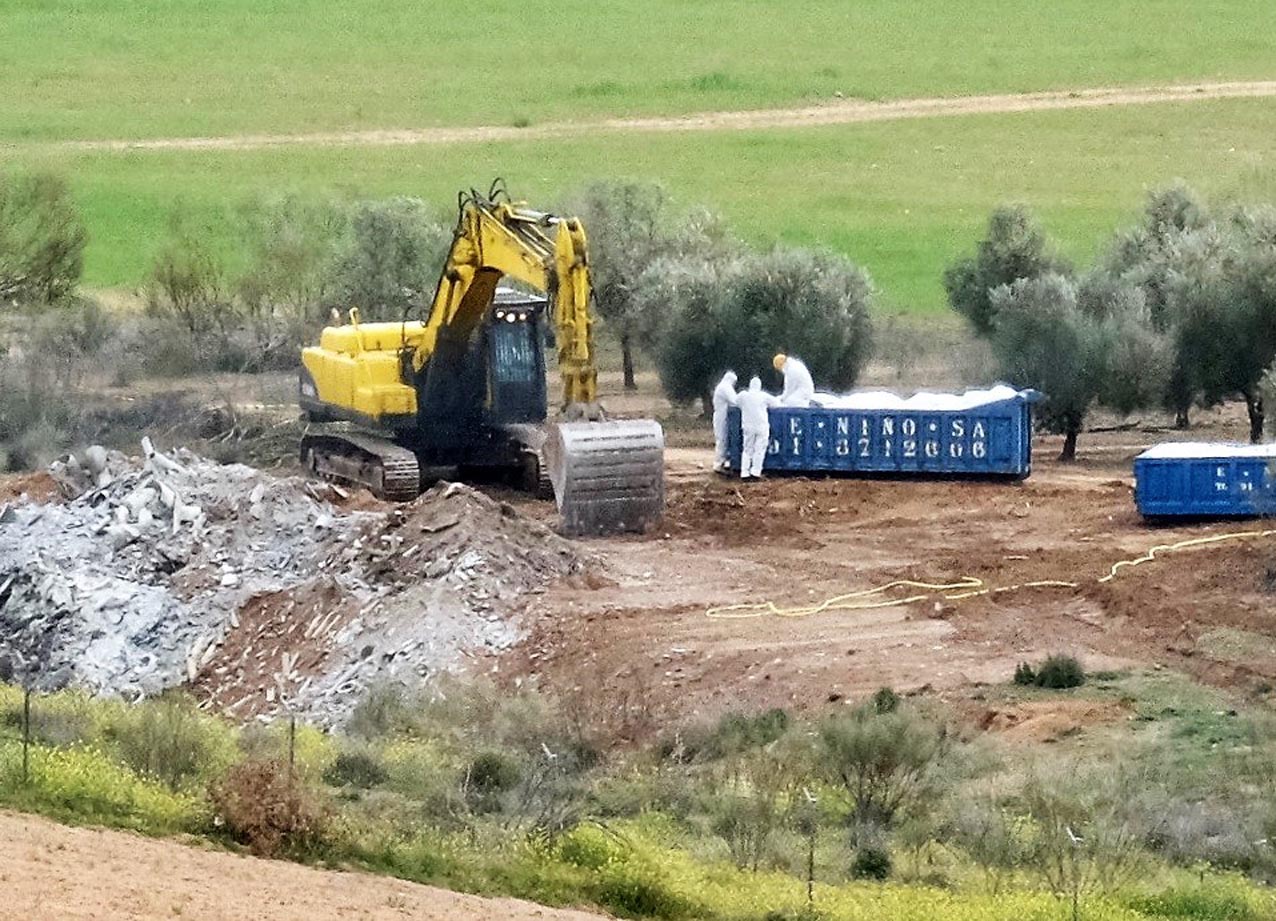 Retirada de una parcela con amianto junto al arroyo Ramabujas.