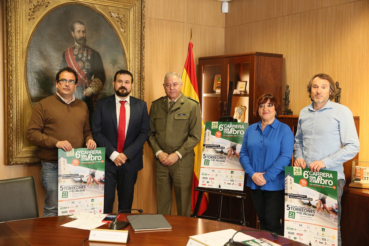 Juan Ramón Amores (segundo por la izquierda), en la presentación de las dos carreras