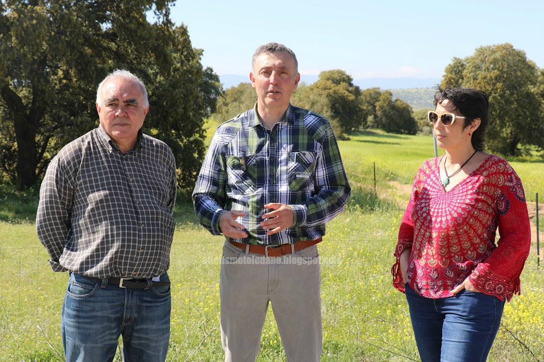 "Queremos saber la verdad del Puy du Fou" no ceja (Miguel Ángel Hernández, que está al frente)