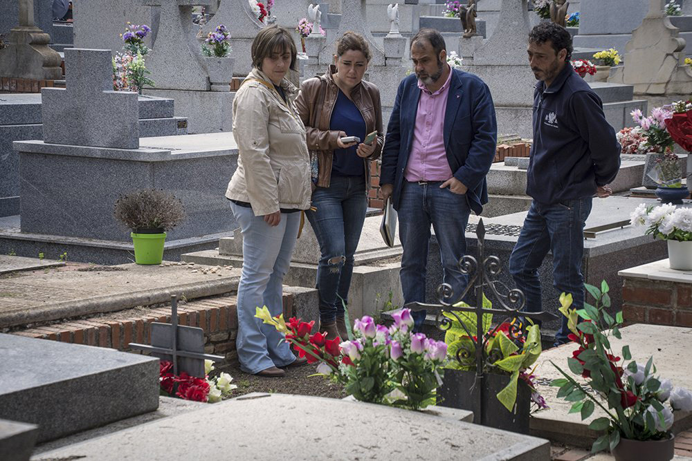 Visita de Javier Mateo al cementerio de Toledo.