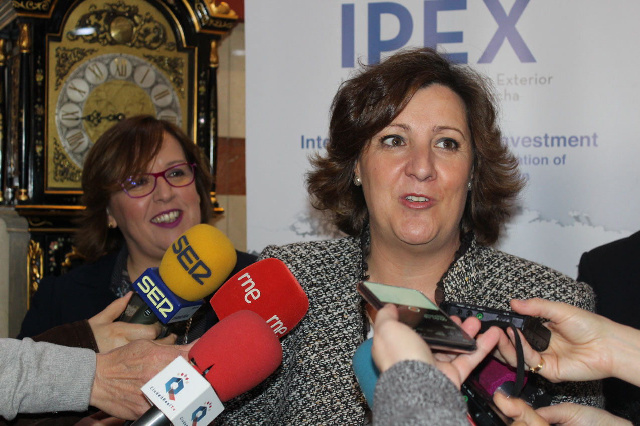la consejera de Economía, Empresas y Empleo, Patricia Franco, atendiendo a los periodistas en Ciudad Real.