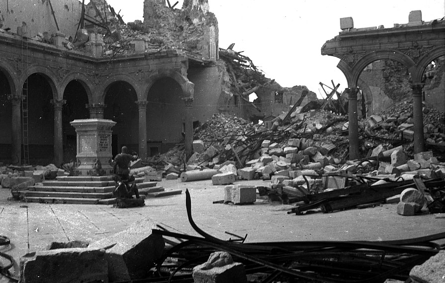 Fotografía de Francisco Pillado de las ruinas del Alcázar.