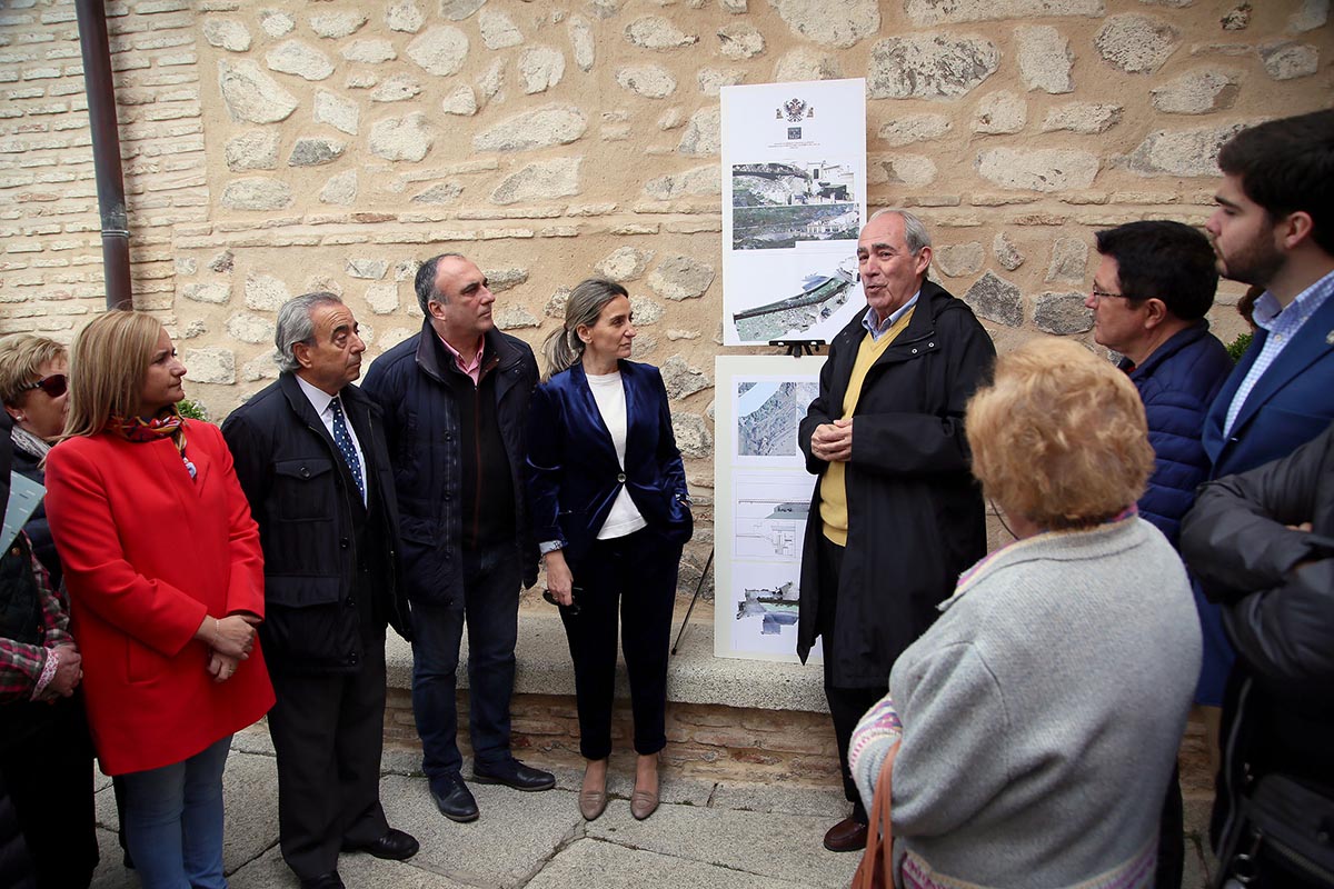 Tolón, asistiendo a las explicaciones sobre la futura rampa de la ermita