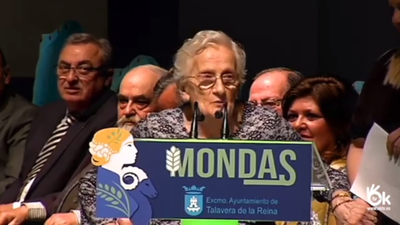 Teresa Ortiz Lasaga en el Teatro Palenque recogiendo el Premio Ciudad de Talavera.