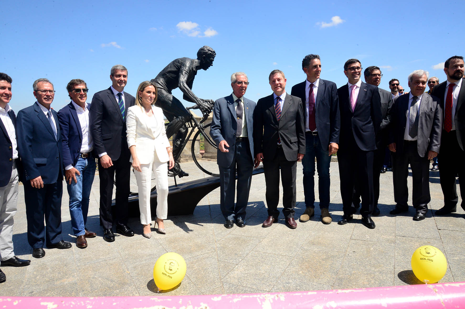 Bahamontes, con sus compañeros, las autoridades y la escultura