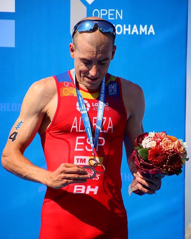 El talaverano Alarza con su medalla conseguida en Yokohama.