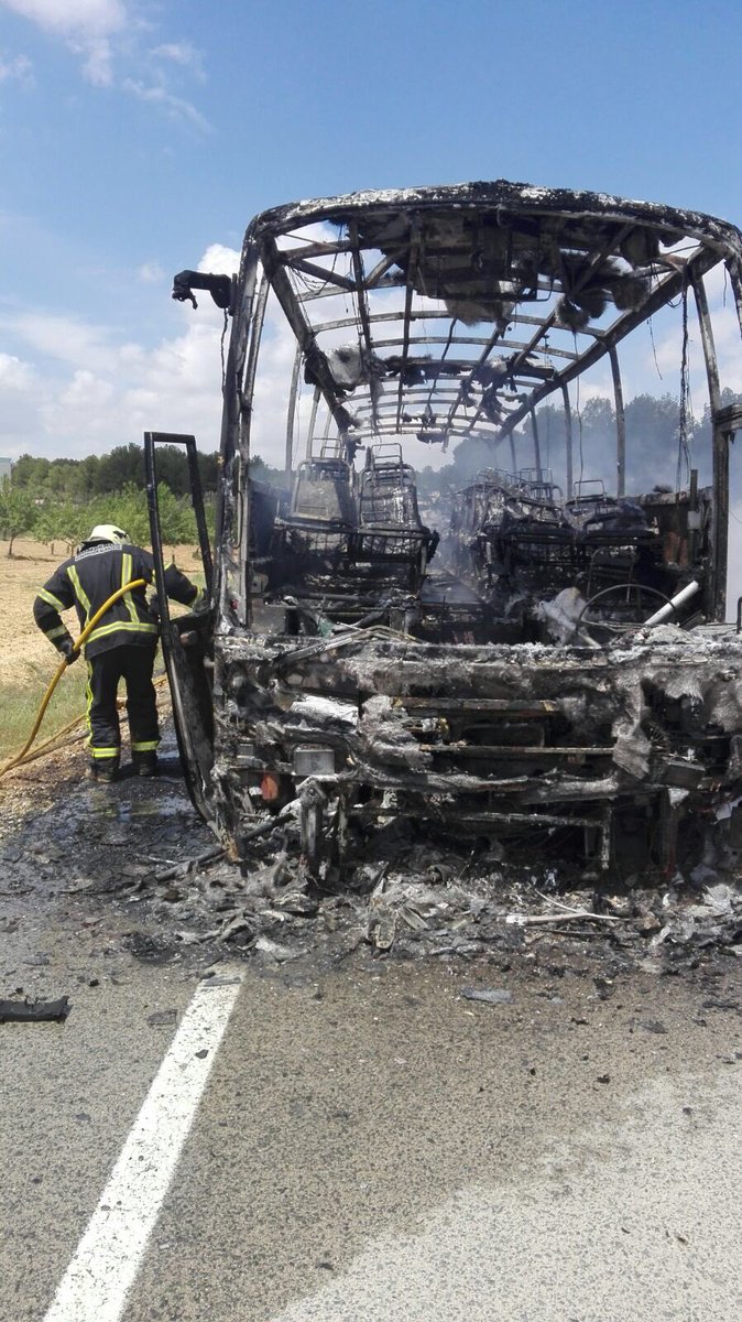 El autobús calcinado en Tiriez.