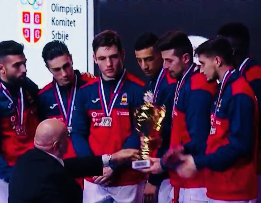 El equipo español recibiendo el trofeo de subcampeón. kárate