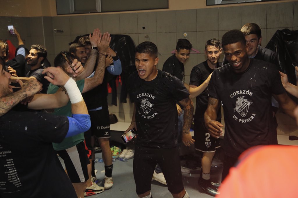 Imagen de la celebración en el vestuario del SD Huesca.