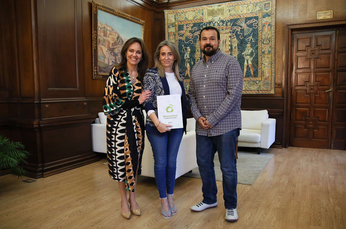Encuentro de la alcaldesa con la directora de la Fundación Luzón y Juan Ramón Amores.