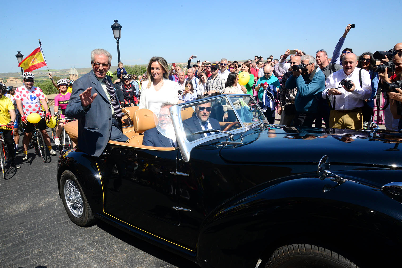 Federico Martín Bahamontes montado en el coche con MIlagros Tolón en el homenaje que le rindieron en Toledo.