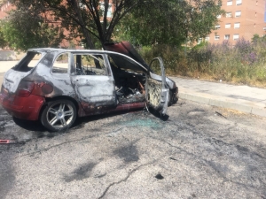 El coche quemado en el Polígono de Toledo.