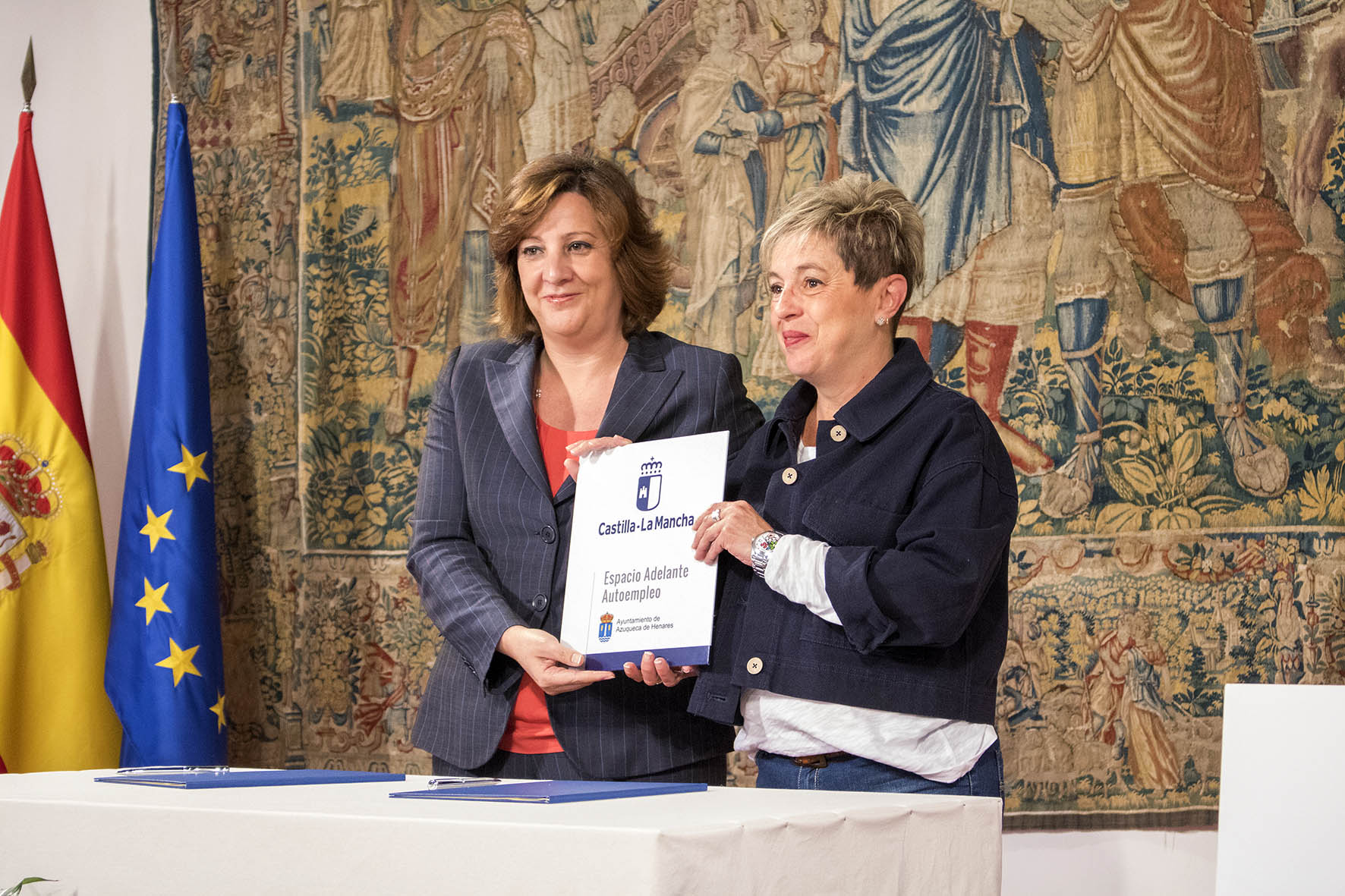 A la derecha, la consejera de Economía, Empresas y Empleo de CLM, Patricia Franco, junto con la alcaldesa de Alcázar de San Juan, Rosa Melchor. emprendimiento