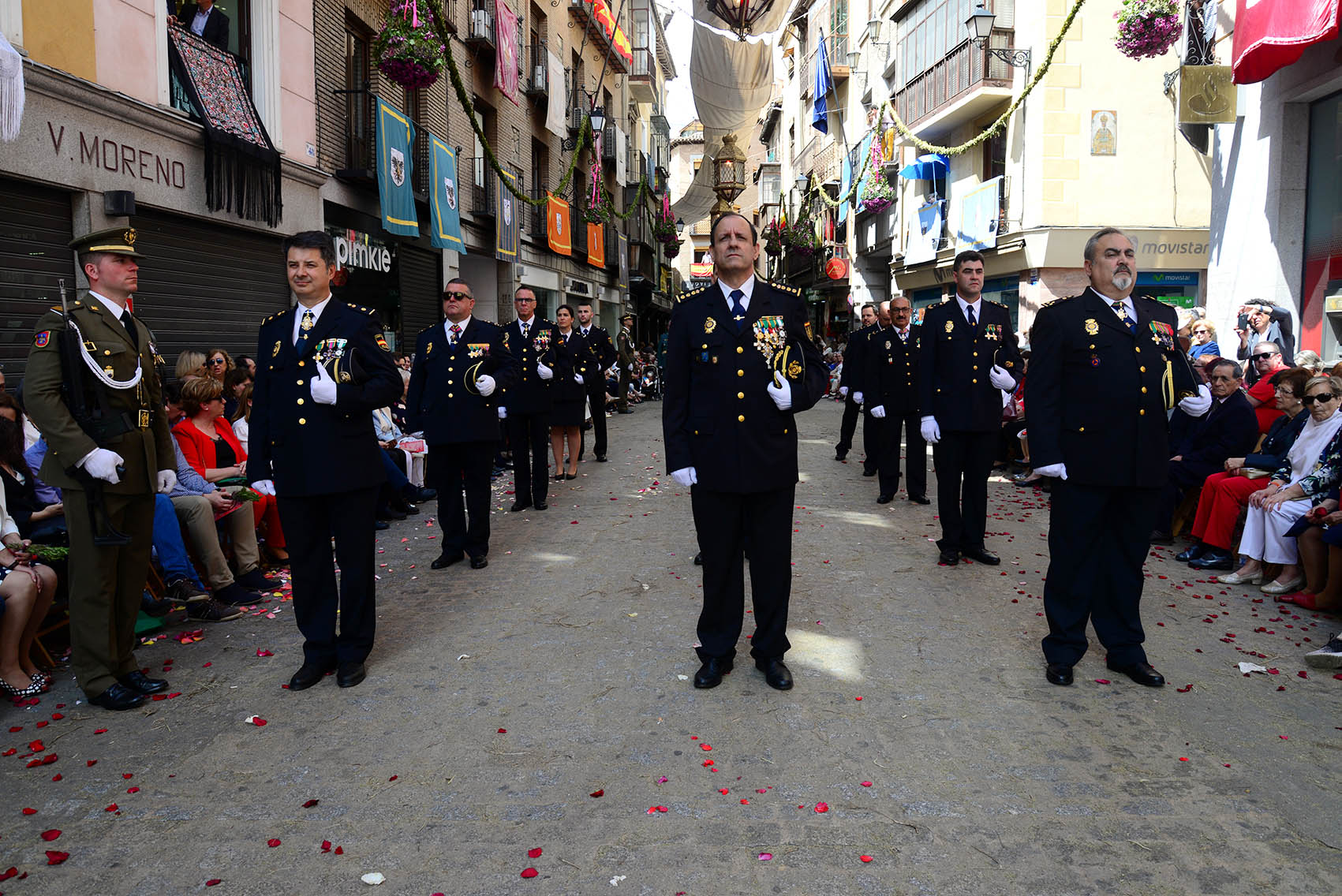 Javier Igual Madruga, a la izquierda de la imagen, durante la procesión del Corpus de Toledo.