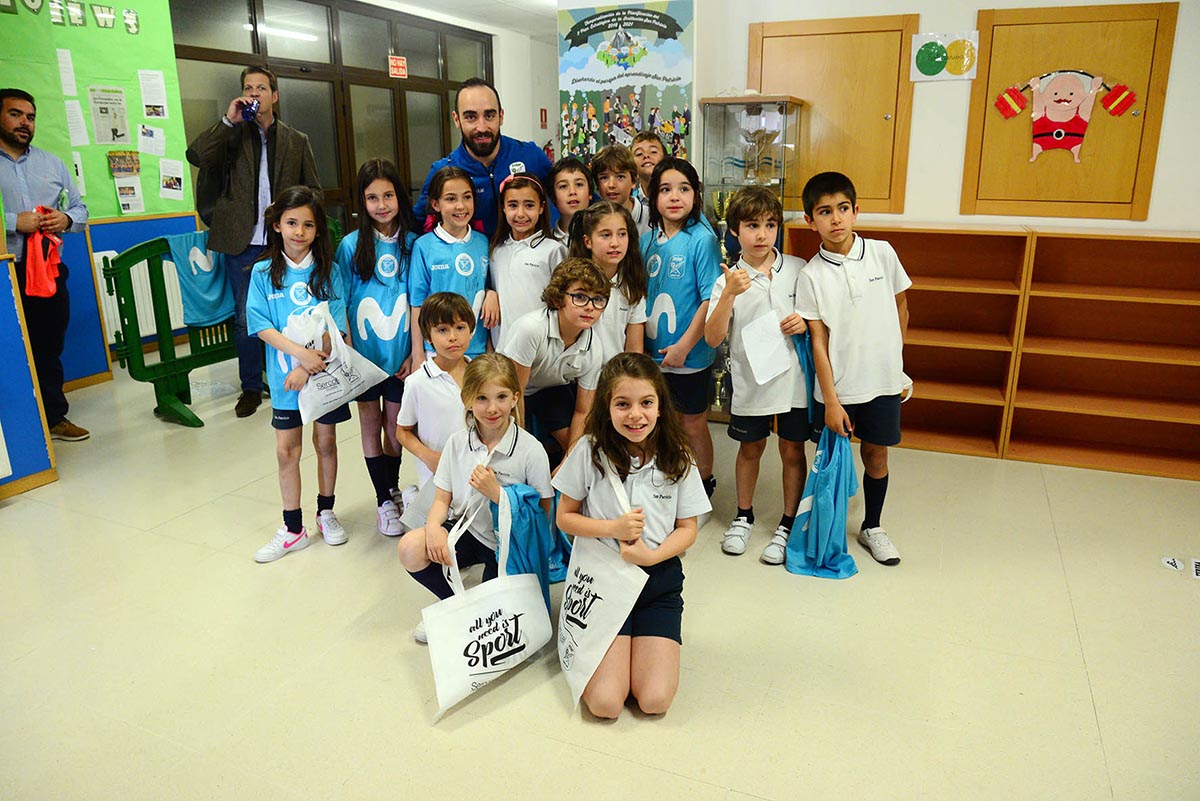 Ricardinho, con los chavales del colegio San Patricio de Toledo