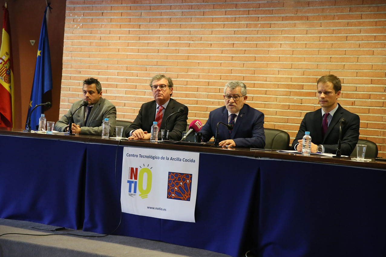 En el centro, Miguel Ángel Collado y Ángel Felpeto, el rector de la UCLM y consejero de Educación, Cultura y Deportes de CLM. investigación