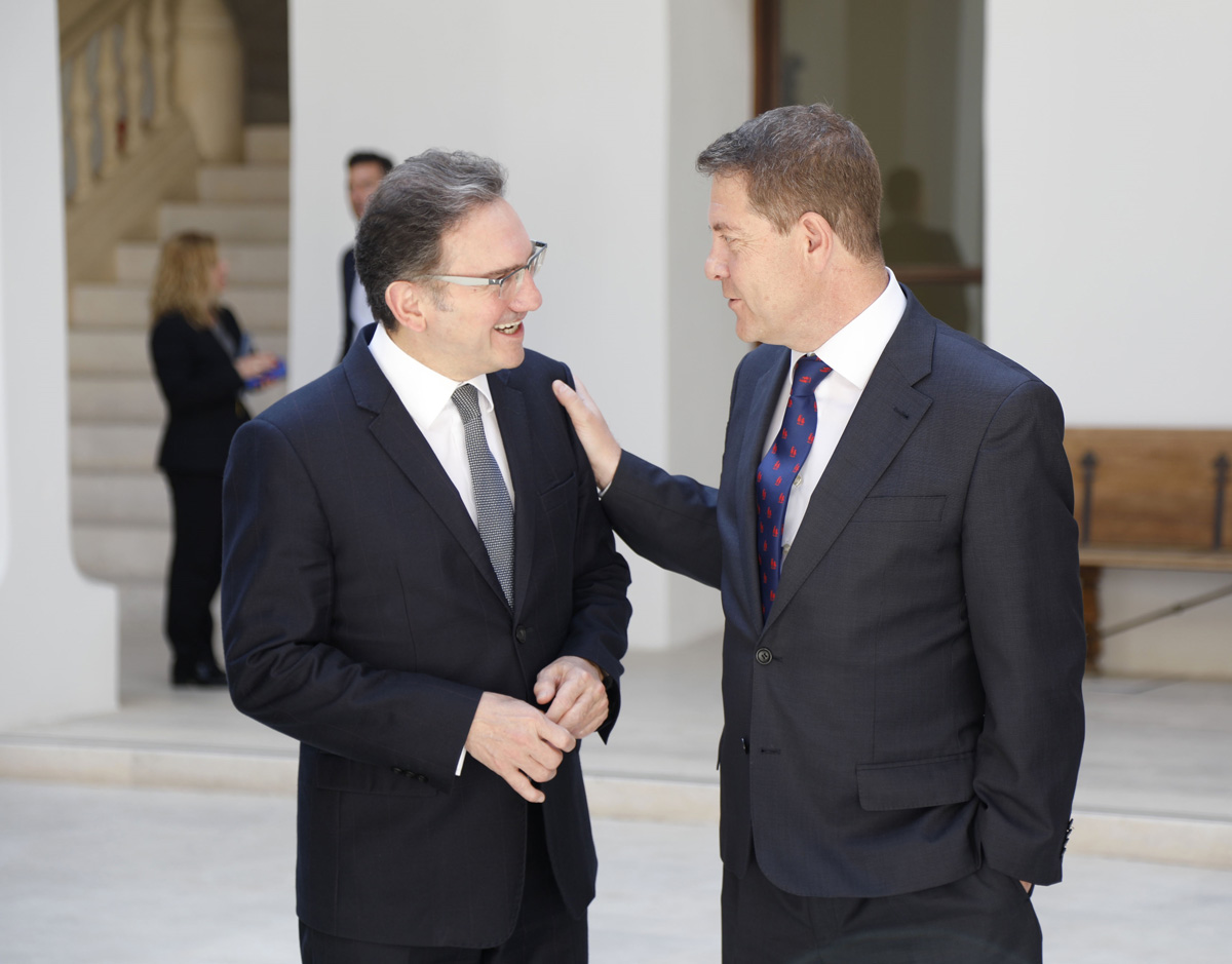 El presidente de la Junta de Comunidades de Castilla-La Mancha, Emiliano García-Page, y el director general de la Fundación Bancaria ”la Caixa”, Jaume Giró