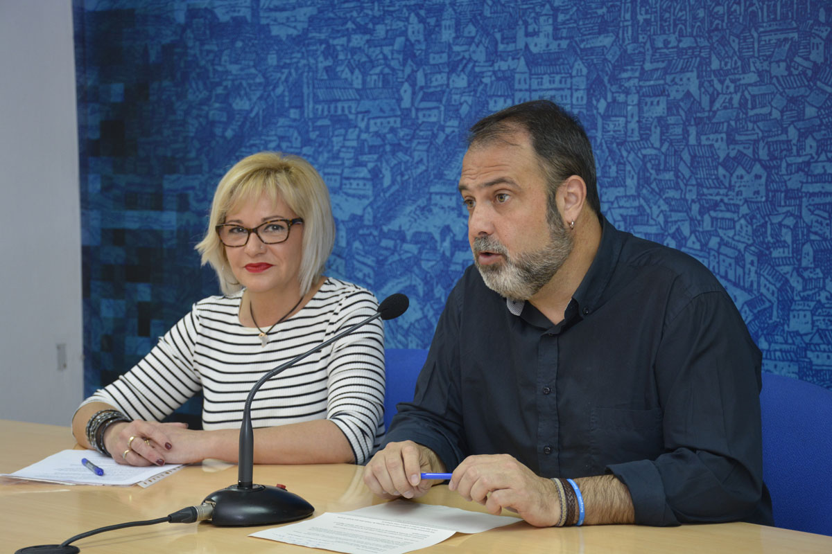 El concejal de Servicios Sociales del Ayuntamiento de Toledo, Javier Mateo, y la presidenta de la Asociación de Amigos del Pueblo Saharaui de Toledo, Ana María Garrido,