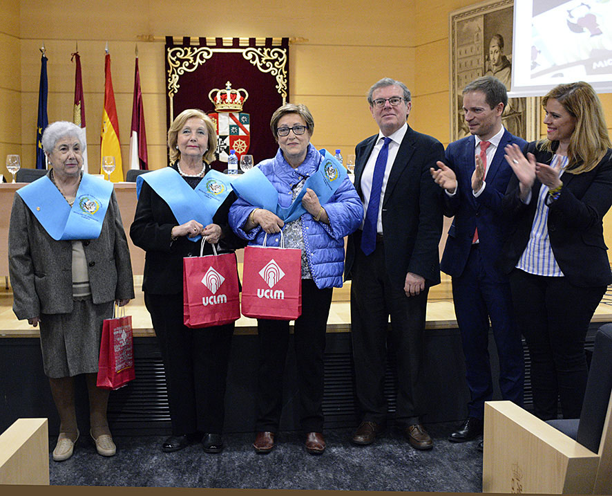 Homenaje de la UCLM a las tres profesoras conquenses creadoras del método de lectoescritura Micho.