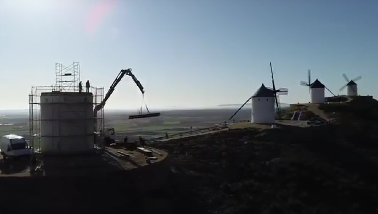 Imagen del vídeo de la restauración del molino más afectado en Consuegra.