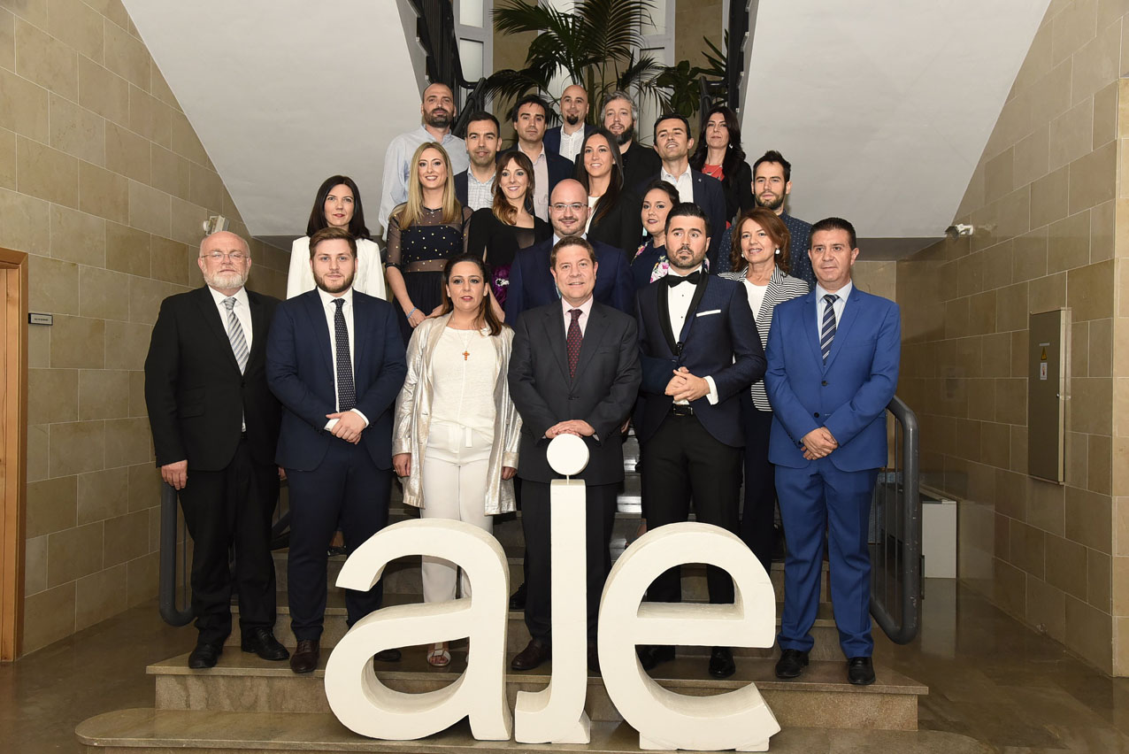 Page junto a los premiados por AJE Albacete.