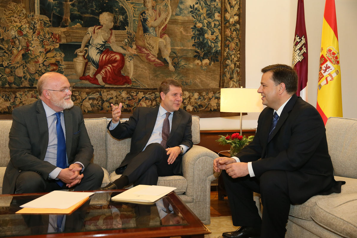 Encuentro del presidente Emiliano García-Page con el alcalde de Albacete.