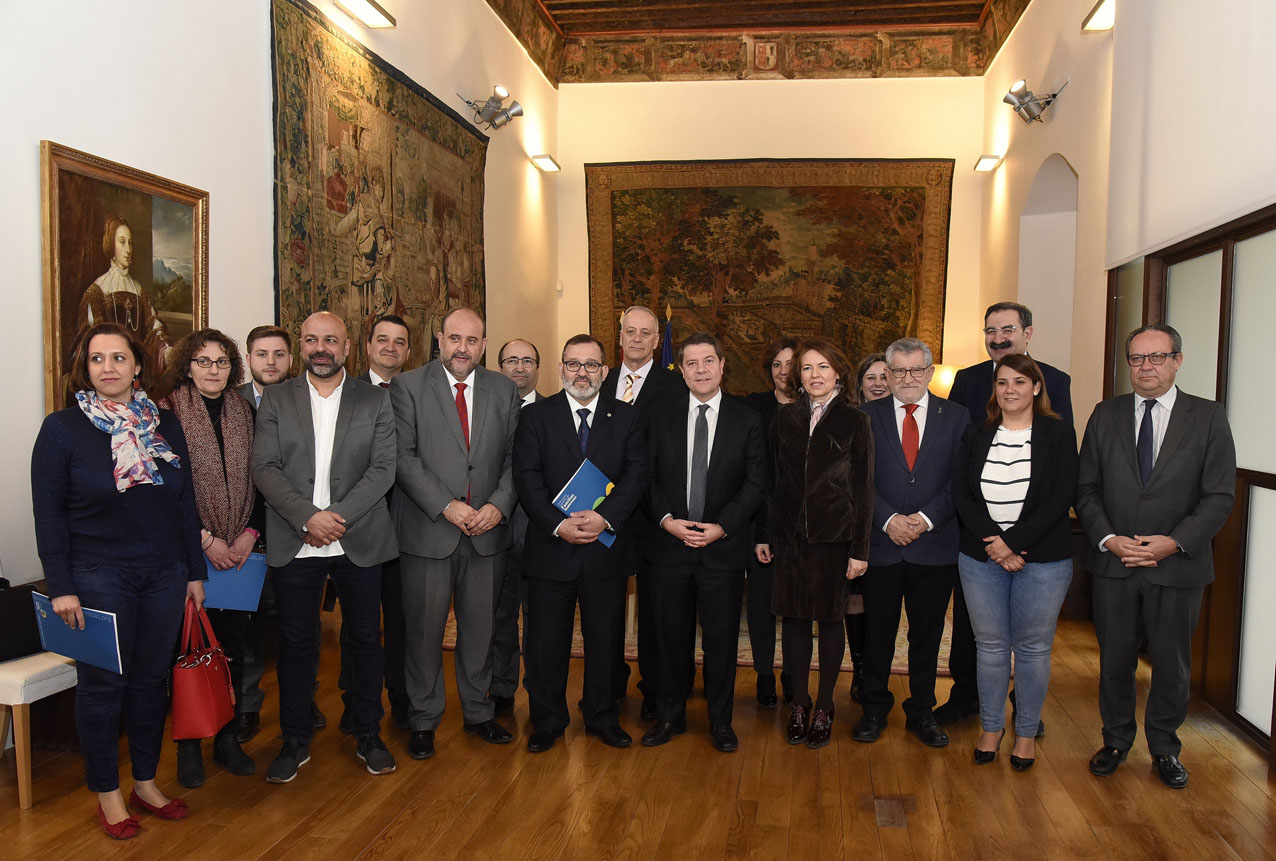 Representes del Gobierno regional y de las asociaciones de familia de Castilla-La Mancha.