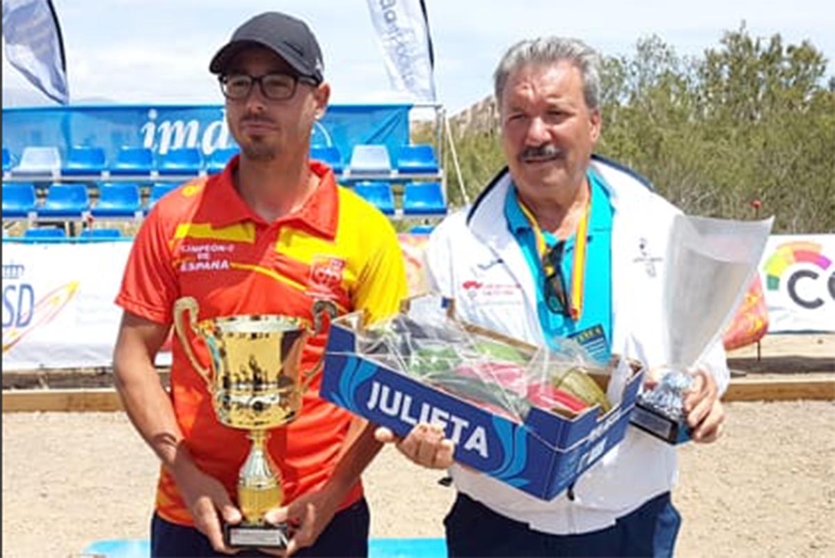 José David Fernández (izquierda) posa con su trofeo