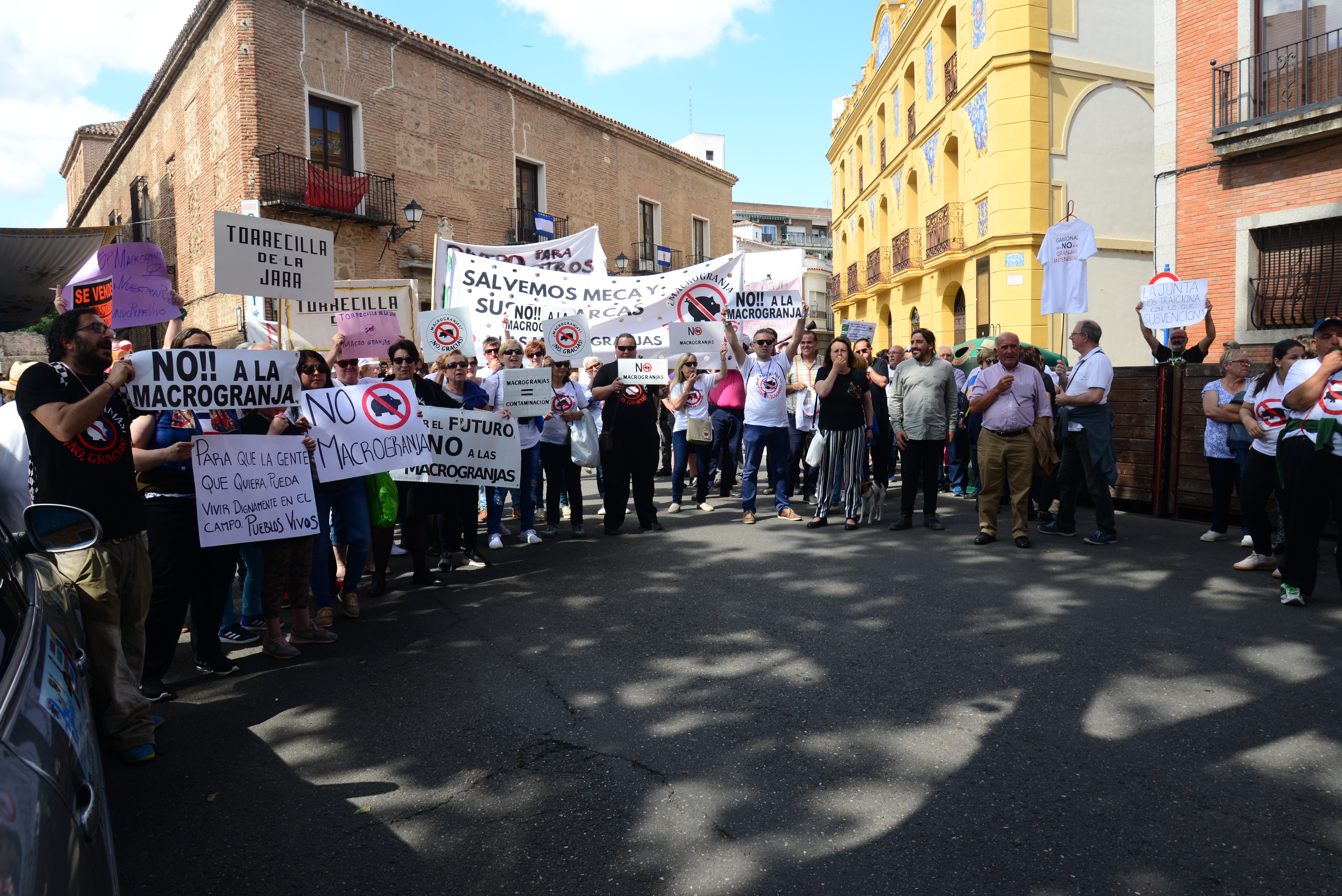 Protesta contra las macrogranjas en el Día de Castilla-la Mancha