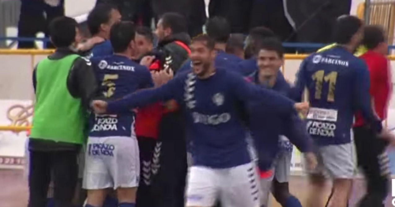 Los jugadores del Yugo Socuéllamos celebran el segundo gol de su triunfo ante el Real Jaén.