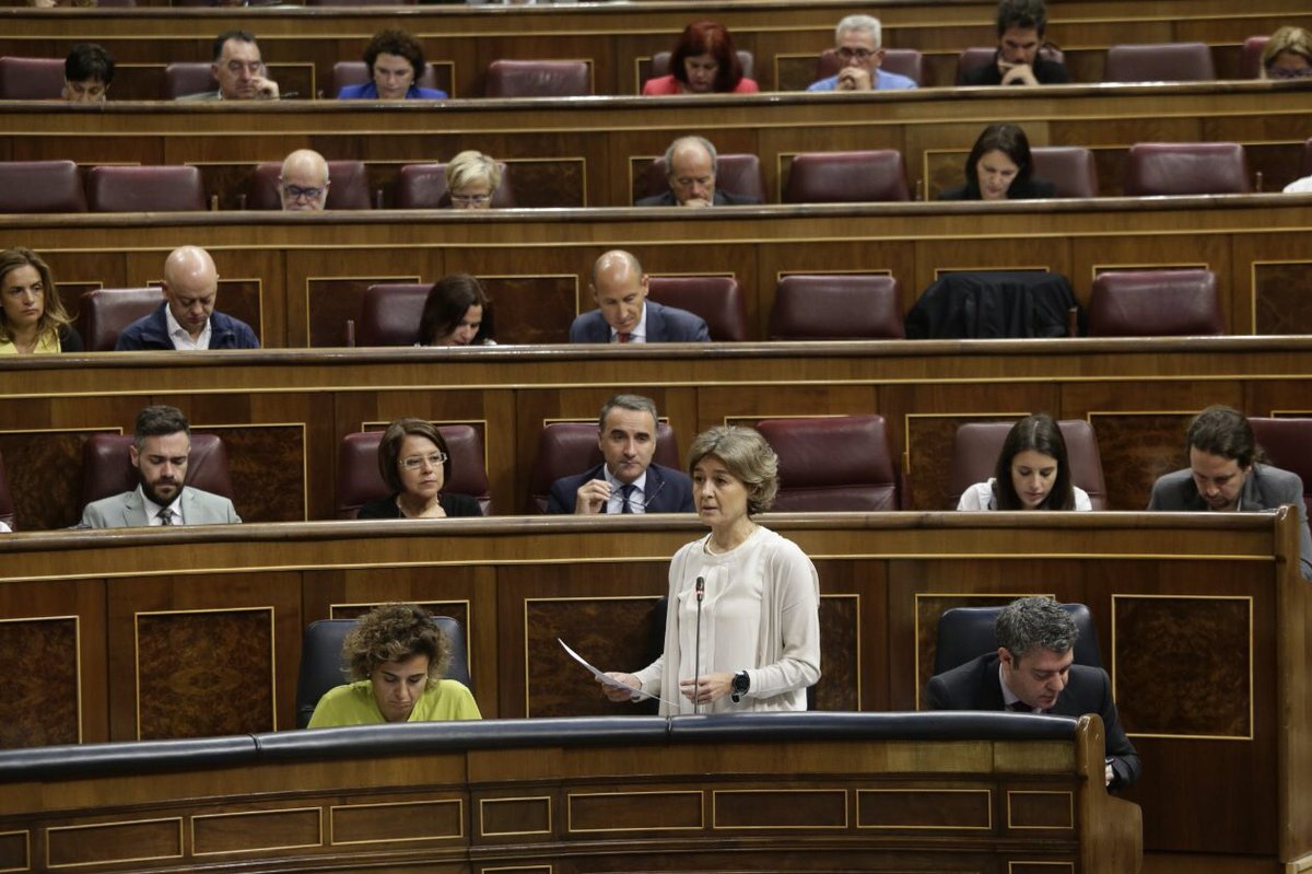 La ministra Tejerina interviniendo en el Congreso de los Diputados. PAC