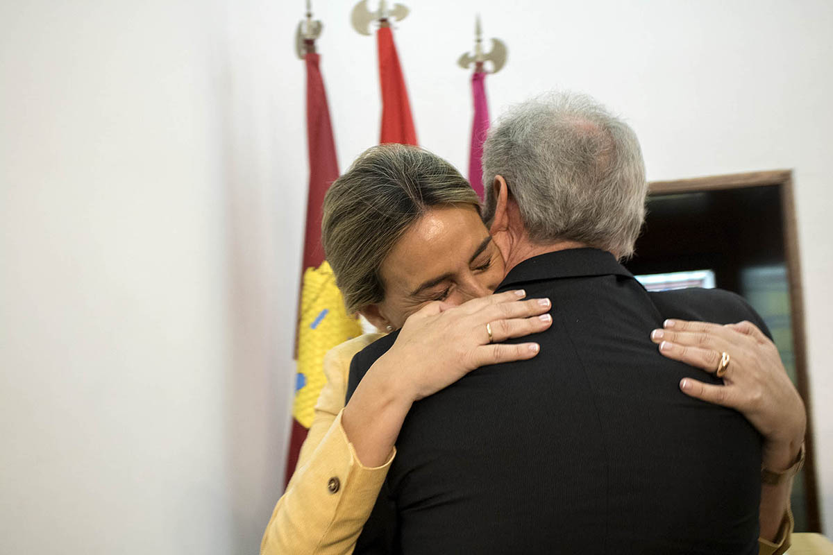 El abrazo de José María González Cabezas y la alcaldesa