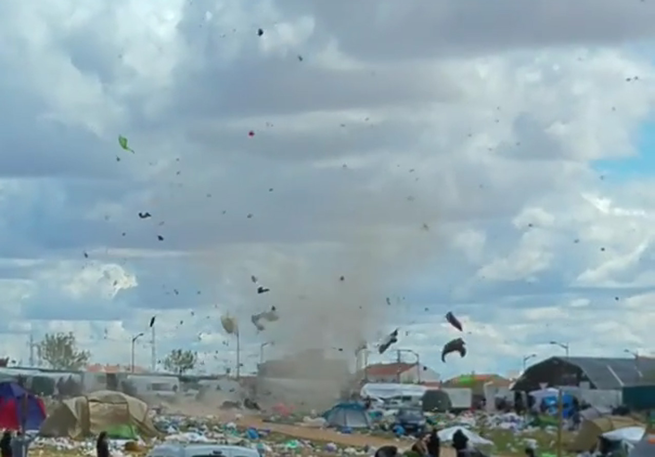 Imagen del tornado de basura que se levantó en la acampada del Viña Rock.