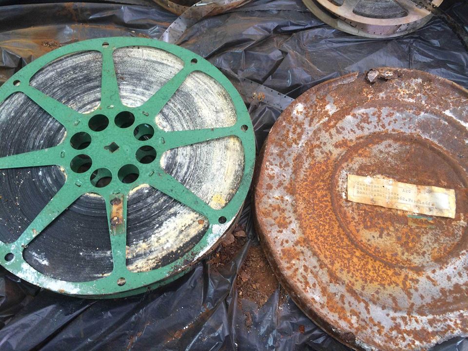 Las latas que contenían las películas de Toledo rescatadas.