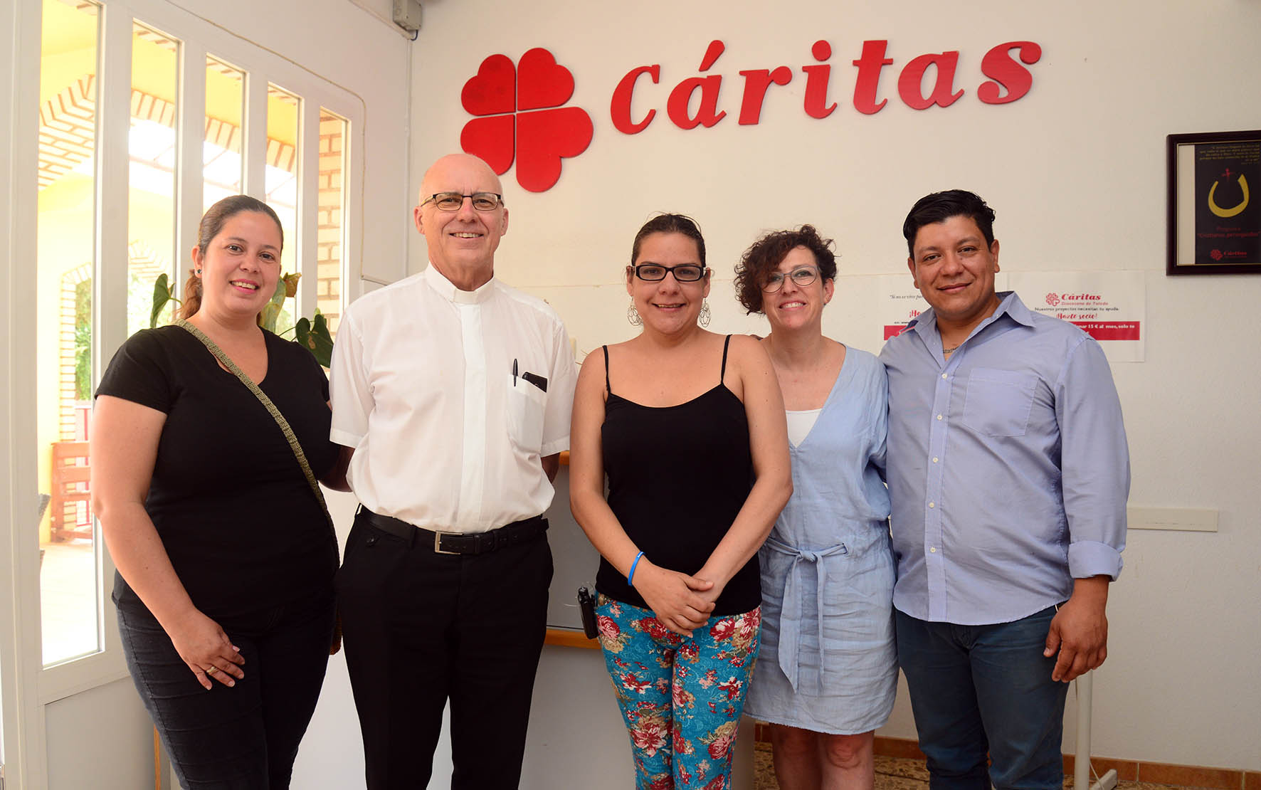 Refugiados venezolanos con el padre José María Cabrero. matar