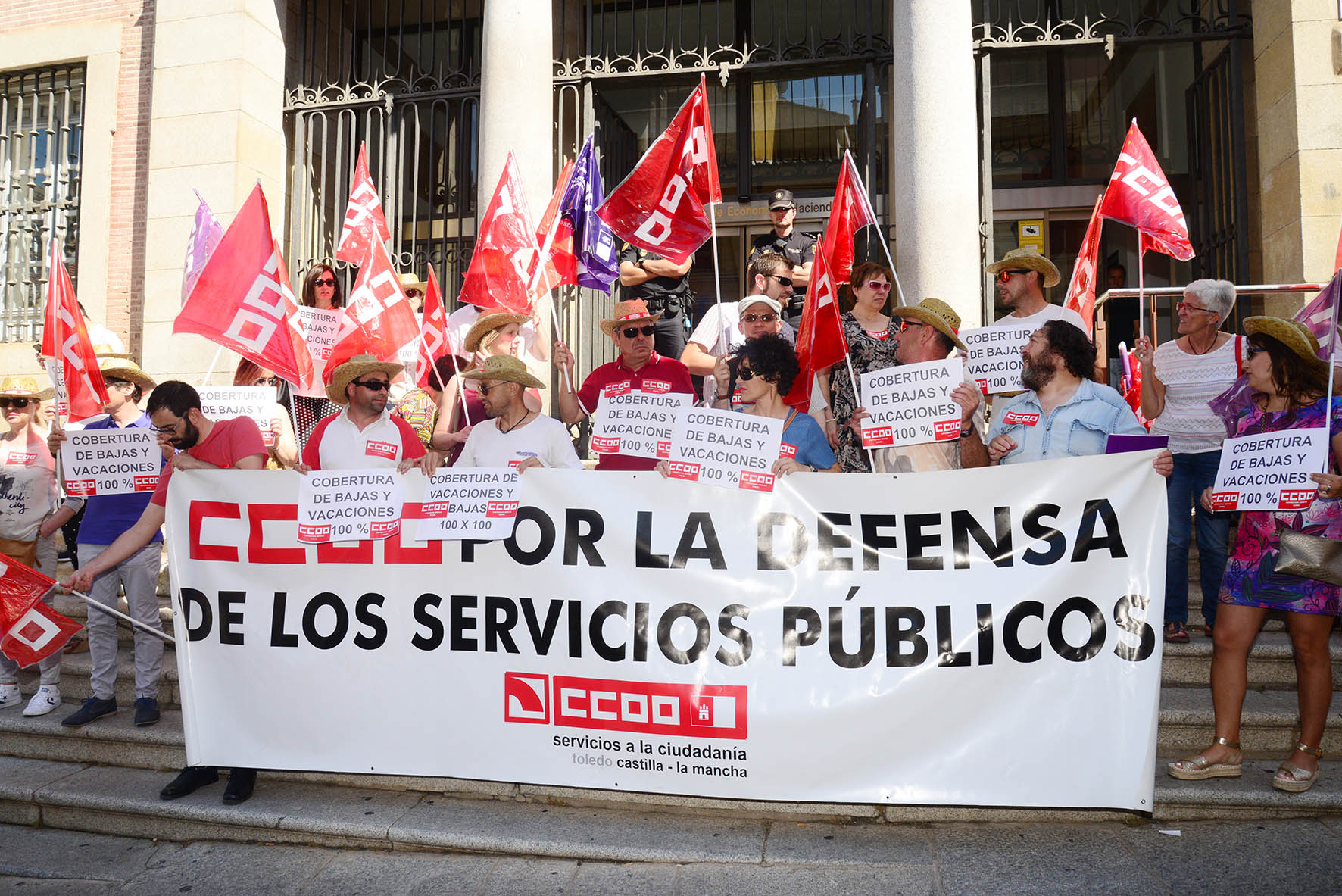 Concentración a las puertas de la Consejería de Hacienda y Administraciones Públicas de CLM.