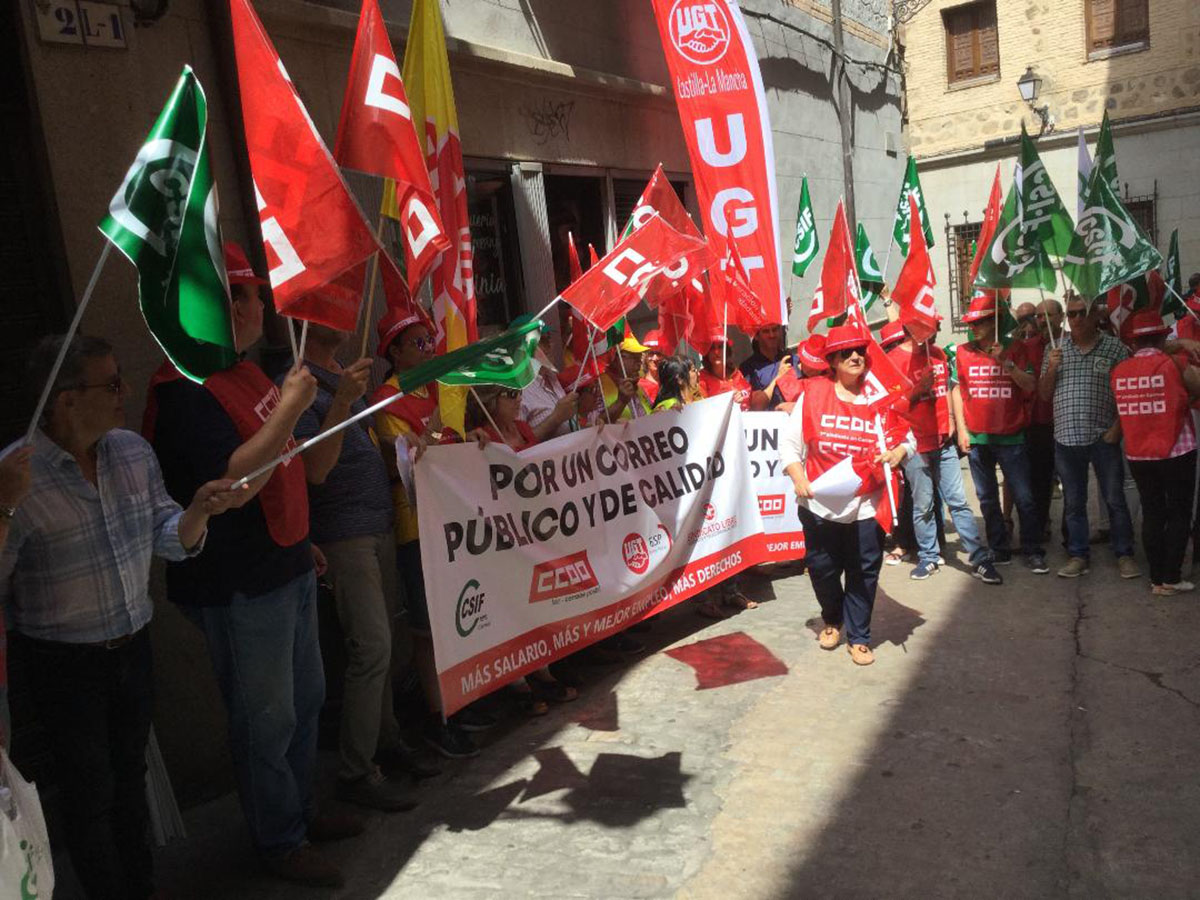 Concentración de los trabajadores de Correos en Toledo.