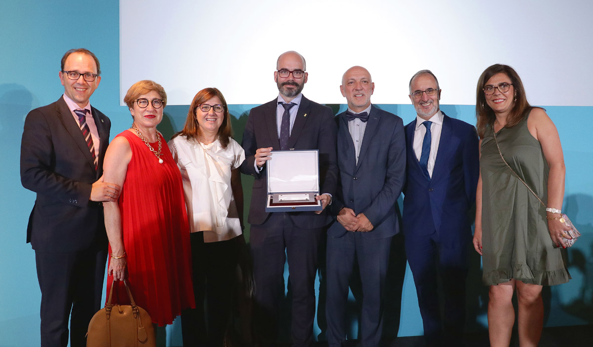 Íñigo Cortázar recibiendo el premio.