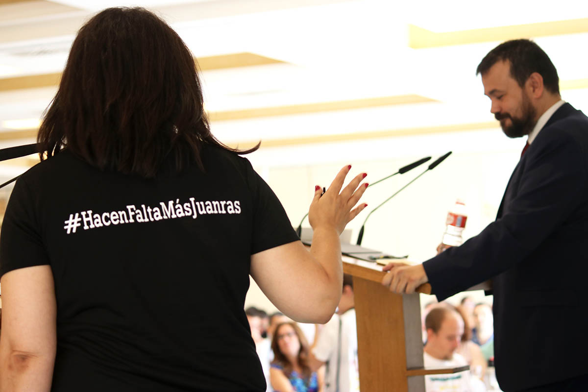 Mar G. Illán con la camiseta de #HacenFaltaMásJuanras y Juan Ramón Amores.
