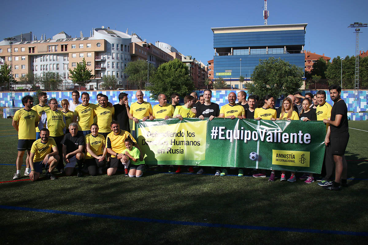 Foto de familia con la pancarta del #EquipoValiente. derechos humanos